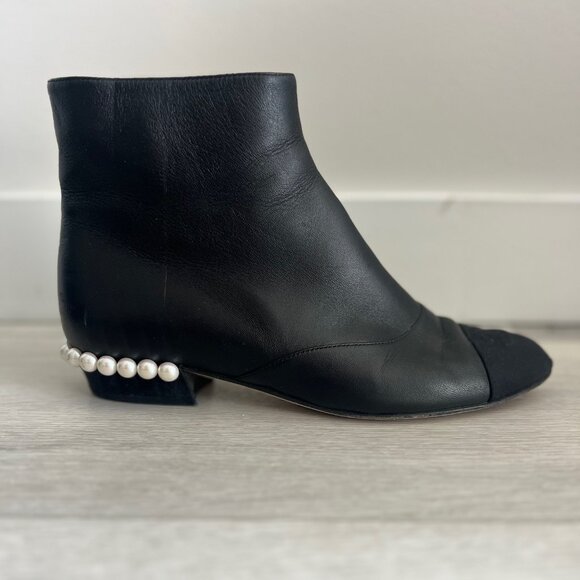 Chanel Interlocking CC Logo Leather Ankle Boots With Pearls Top Condition US 7.5 - Picture 1 of 5
